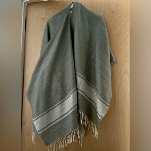 Banana Republic gray and white fringed wrap